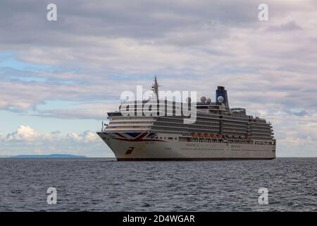 Bournemouth, Dorset UK. 11 Ottobre 2020. Navi da crociera ancorate a Poole Bay a Bournemouth a causa della pandemia di Coronavirus Covid-19 che ha provocato una crisi nel settore della crociera. La nave da crociera di P&o Arcadia. Credit: Carolyn Jenkins/Alamy Live News Foto Stock