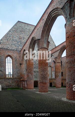 Zerbst, Germania. 07 ottobre 2020. Le colonne delle navate laterali della rovina parziale della collegiata e chiesa di corte di San Bartolomeo. La chiesa fu costruita all'inizio del XIII secolo come basilica romanica e fu estesa più volte nel corso dei secoli in stile gotico, rinascimentale e barocco. La chiesa fu distrutta in un bombardamento nelle ultime settimane della seconda guerra mondiale. Solo una parte della chiesa poteva essere conservata. Credit: Klaus-Dietmar Gabbert/dpa-Zentralbild/ZB/dpa/Alamy Live News Foto Stock