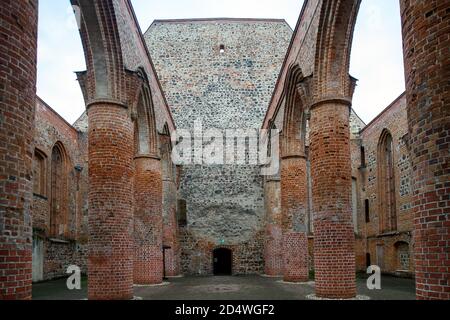 Zerbst, Germania. 07 ottobre 2020. Le colonne delle navate laterali della rovina parziale della collegiata e chiesa di corte di San Bartolomeo. La chiesa fu costruita all'inizio del XIII secolo come basilica romanica e fu estesa più volte nel corso dei secoli in stile gotico, rinascimentale e barocco. La chiesa fu distrutta in un bombardamento nelle ultime settimane della seconda guerra mondiale. Solo una parte della chiesa poteva essere conservata. Credit: Klaus-Dietmar Gabbert/dpa-Zentralbild/ZB/dpa/Alamy Live News Foto Stock