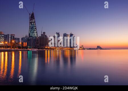 Lo skyline di Doha, Qatar durante il tramonto Foto Stock