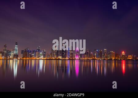 Lo skyline di Doha, Qatar durante il tramonto Foto Stock