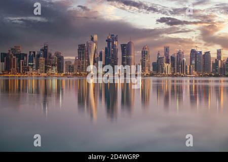 Lo skyline di Doha, Qatar durante il tramonto Foto Stock