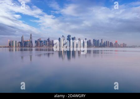 Lo skyline di Doha, Qatar durante il tramonto Foto Stock