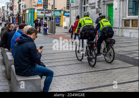 Cork, Irlanda. 11 Ott 2020. Gardai su moto di spinta pattuglia Oliver Plunkett Street nella città di Cork oggi tra COVID-19 livello 3 restrizioni. Credit: AG News/Alamy Live News Foto Stock