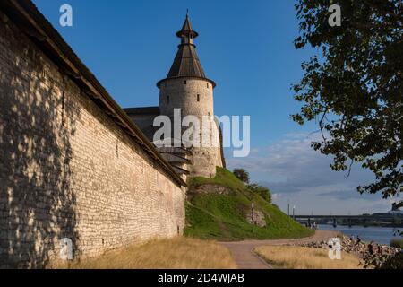 Muro e Kutecroma torre a Pskov Krom (Cremlino), Russia Foto Stock