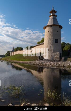 Muro e Torre alta a Pskov Krom (Cremlino), Russia Foto Stock