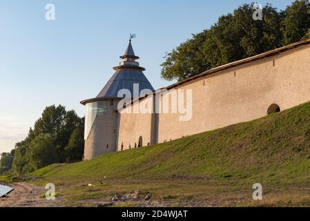 Muro e Torre Varlaam a Pskov Krom (Cremlino), Russia Foto Stock