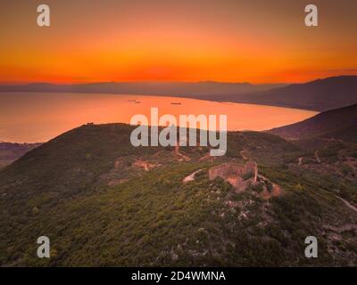 Veduta aerea della Torre di Kapetanakis al tramonto nella regione di Messinia, Grecia Foto Stock