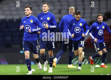 Andrew Robertson della Scozia (a sinistra) si riscalda prima della partita della UEFA Nations League Group 2, League B a Hampden Park, Glasgow. Foto Stock