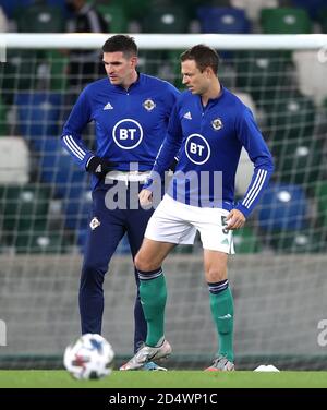 Jonny Evans (a destra) e Kyle Lafferty dell'Irlanda del Nord si riscaldano prima della partita della UEFA Nations League Group 1, League B a Windsor Park, Belfast. Foto Stock