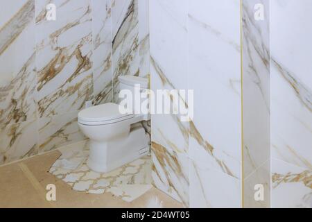 toilet montata di colore bianco, rinnovata di recente, grande e moderna bagno casa di lusso Foto Stock
