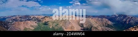 Monte massiccio visto dalla cima del Monte Elbert, Colorado Foto Stock