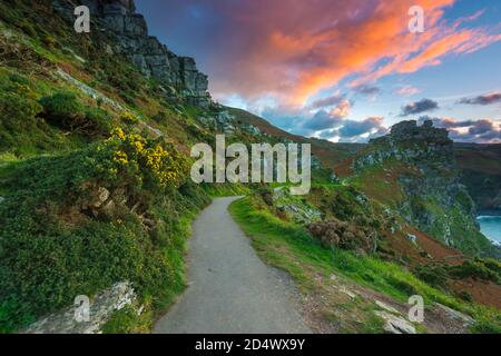 Lynton, Devon, Regno Unito. 11 Ottobre 2020. Le nuvole si illuminano di arancione al tramonto, visto dal South West Coast Path presso la Valley of the Rocks a Lynton nel Parco Nazionale di Exmoor a Devon, alla fine di un caldo pomeriggio di sole. Regno Unito Meteo. Picture Credit: Graham Hunt/Alamy Live News Foto Stock