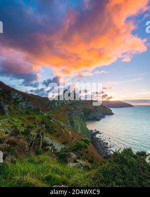 Lynton, Devon, Regno Unito. 11 Ottobre 2020. Le nuvole si illuminano di arancione al tramonto, visto dal South West Coast Path presso la Valley of the Rocks a Lynton nel Parco Nazionale di Exmoor a Devon, alla fine di un caldo pomeriggio di sole. Regno Unito Meteo. Picture Credit: Graham Hunt/Alamy Live News Foto Stock