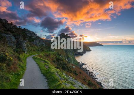 Lynton, Devon, Regno Unito. 11 Ottobre 2020. Le nuvole si illuminano di arancione al tramonto, visto dal South West Coast Path presso la Valley of the Rocks a Lynton nel Parco Nazionale di Exmoor a Devon, alla fine di un caldo pomeriggio di sole. Regno Unito Meteo. Picture Credit: Graham Hunt/Alamy Live News Foto Stock