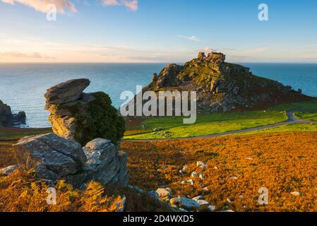 Lynton, Devon, Regno Unito. 11 Ottobre 2020. Il bracken è nei suoi colori autunnali alla Valle delle rocce a Lynton nel Parco Nazionale Exmoor in Devon in un caldo pomeriggio di sole. Regno Unito Meteo. Picture Credit: Graham Hunt/Alamy Live News Foto Stock