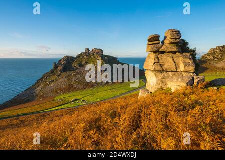 Lynton, Devon, Regno Unito. 11 Ottobre 2020. Il bracken è nei suoi colori autunnali alla Valle delle rocce a Lynton nel Parco Nazionale Exmoor in Devon in un caldo pomeriggio di sole. Regno Unito Meteo. Picture Credit: Graham Hunt/Alamy Live News Foto Stock