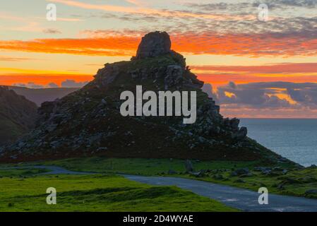 Lynton, Devon, Regno Unito. 11 Ottobre 2020. Le nuvole si illuminano di arancione al tramonto, vista dalla Valle delle rocce a Lynton nel Parco Nazionale di Exmoor nel Devon, alla fine di un caldo pomeriggio di sole. Regno Unito Meteo. Picture Credit: Graham Hunt/Alamy Live News Foto Stock