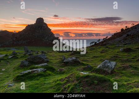 Lynton, Devon, Regno Unito. 11 Ottobre 2020. Le nuvole si illuminano di arancione al tramonto, vista dalla Valle delle rocce a Lynton nel Parco Nazionale di Exmoor nel Devon, alla fine di un caldo pomeriggio di sole. Regno Unito Meteo. Picture Credit: Graham Hunt/Alamy Live News Foto Stock