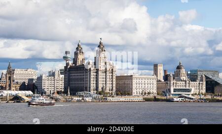 Royal Iris attraversa il fiume Mersey mentre lascia il famoso skyline di Liverpool in lontananza. Foto Stock