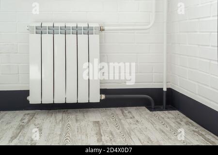 Radiatore di riscaldamento in metallo bianco nel corridoio del nuovo appartamento edificio Foto Stock