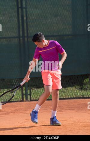 Il giovane tennista si prepara per servire Foto Stock