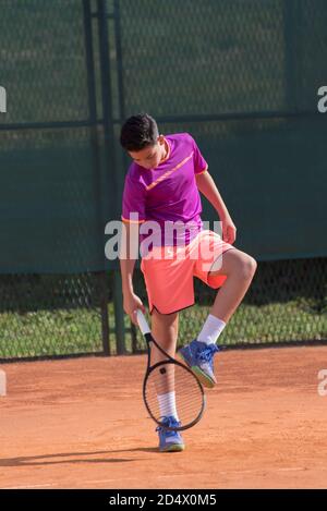 Il giovane tennista si prepara per servire Foto Stock