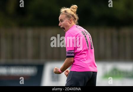 Horley Leisure Centre, Regno Unito. 11 Ott 2020. Il vincitore Naomi Cole of Crawley Wasps festeggia a tempo pieno durante la partita della fa Women National League tra Crawley Wasps e Watford FC Women all'Horley Town FC, Horley Leisure Centre, Inghilterra, il 11 ottobre 2020. Foto di Andy Rowland. Credit: Prime Media Images/Alamy Live News Foto Stock