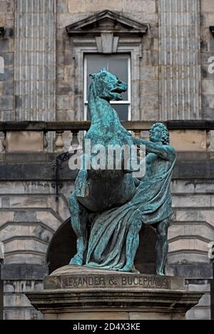 La statua in bronzo di Alessandro Magno e il suo cavallo Bucephalus nel cortile delle Camere della città di Edimburgo nella città vecchia di Edimburgo. Foto Stock