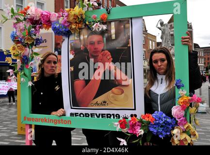 Becky Beston, madre di 19 anni vittima di crimine di coltello Archie Beston, guida una marcia di famiglia e amici attraverso Kingston su Tamigi per chiedere giustizia dopo che un verdetto di macellazione è raggiunto per l'assassino del figlio. Foto Stock