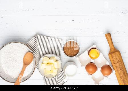 Torta da forno o pasticceria o biscotti ingredienti su fondo di legno bianco. Vista dall'alto ingredienti per la cottura Foto Stock