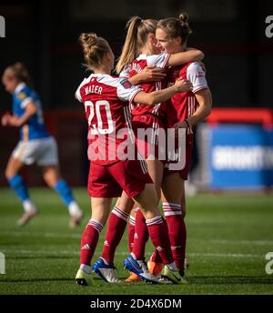 Crawley, Regno Unito. 11 Ott 2020. Vivianne Miedemi of Arsenal celebra il suo primo obiettivo con i compagni di squadra durante la partita FAWSL tra Brighton e Hove Albion e le donne Arsenal al People's Pension Stadium di Crawley, Inghilterra, il 11 ottobre 2020. Foto di Andy Rowland. Credit: Prime Media Images/Alamy Live News Foto Stock