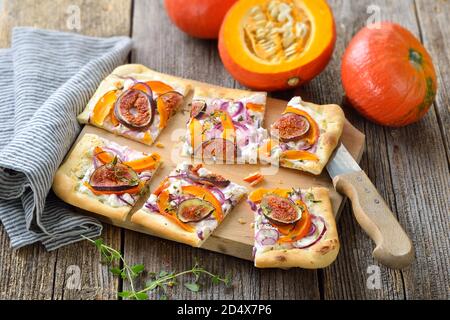 Tarte Flambee dell'Alsazia con formaggio cremoso di capra, cipolle, zucca e fette di fico Foto Stock