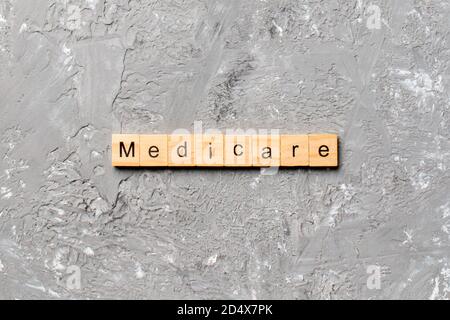 Medicare parola scritta sul blocco di legno. medicare testo sul tavolo, concetto. Foto Stock