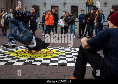 Mosca, Russia. 11 ottobre 2020 giovani si rompe a ballare in via Arbat nel centro di Mosca, Russia Foto Stock