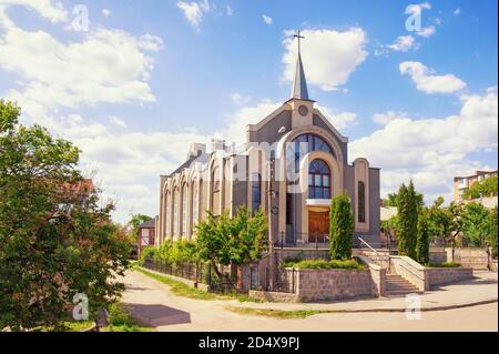 Chiesa avventista del settimo giorno nella città di Uman, in Ucraina (il testo ucraino significa: 'Chiesa cristiana degli avventisti del settimo giorno' e sopra la porta 'Pace sia wit Foto Stock