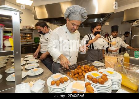 Città del Messico, Messico. 10 Ott 2020. CANCUN, MESSICO - OTTOBRE 10: Lo chef David Nunez prepara un piatto cibo prende misure di sicurezza durante l'inaugurazione del ristorante brasiliano 'Divina Carne' in mezzo alla pandemia di Coronavirus il 10 ottobre 2020 a Cancun, Messico. Credit: Ismael Rosas/Eyepix Group/The Photo Access Credit: The Photo Access/Alamy Live News Foto Stock