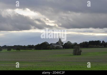 Guardando a sud-ovest verso la chiesa di st Mary the Virgin, Beeston, vicino a Swaffham, Norfolk, Inghilterra, Regno Unito. Foto Stock