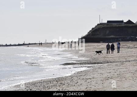 Guardando a sud-est verso Cart Gap sulla costa nord-est di Norfolk, Inghilterra, Regno Unito Foto Stock