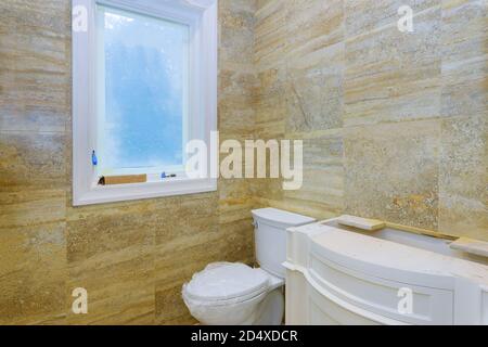 Moderno design bagno casa nuovo wc semplice interni design bianco sanitari in bagno Foto Stock