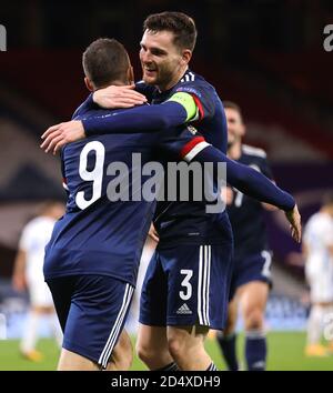 Il Lyndon Dykes (a sinistra) della Scozia celebra il suo primo gol della partita con Andy Robertson durante la partita UEFA Nations League Group 2, League B a Hampden Park, Glasgow. Foto Stock