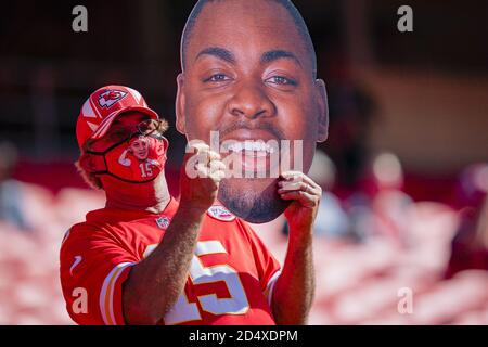 Kansas City, Stati Uniti. 11 Ott 2020. Un fan dei Kansas City Chiefs mostra il suo sostegno prima della partita contro i Las Vegas Raiders allo stadio Arrowhead di Kansas City domenica 11 ottobre 2020. Photo by Kyle Rivas/UPI Credit: UPI/Alamy Live News Foto Stock