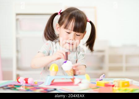 giovane ragazza che decora artigianale fatto a mano per homeschooling Foto Stock