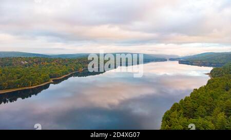 Lago artificiale che attraversa la diga di Saville nella stagione autunnale, Connecticut Foto Stock