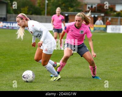 Horley, Regno Unito. 11 Ottobre 2020. Ocean Rolandsen of Watford Ladies Holds of TASE Stephens of Crawley Wasps Ladies durante la partita fa Women's National League - Southern Premier Division tra Crawley Wasps Ladies e Watford Ladies a Horley Town il 11 ottobre 2020 a Horley, England Credit: Action Foto Sport/Alamy Live News Foto Stock