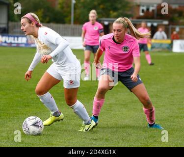 Horley, Regno Unito. 11 Ottobre 2020. Ocean Rolandsen of Watford Ladies Holds of TASE Stephens of Crawley Wasps Ladies durante la partita fa Women's National League - Southern Premier Division tra Crawley Wasps Ladies e Watford Ladies a Horley Town il 11 ottobre 2020 a Horley, England Credit: Action Foto Sport/Alamy Live News Foto Stock