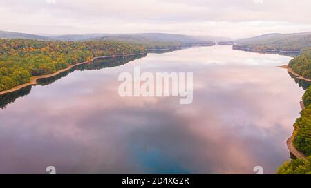 Lago artificiale che attraversa la diga di Saville nella stagione autunnale, Connecticut Foto Stock