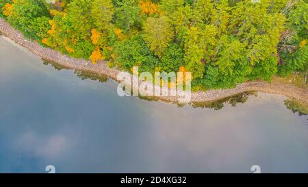 Lago artificiale che attraversa la diga di Saville nella stagione autunnale, Connecticut Foto Stock