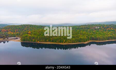 Lago artificiale che attraversa la diga di Saville nella stagione autunnale, Connecticut Foto Stock