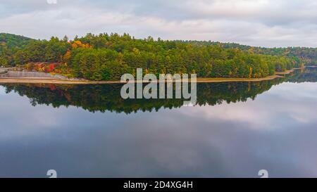 Lago artificiale che attraversa la diga di Saville nella stagione autunnale, Connecticut Foto Stock